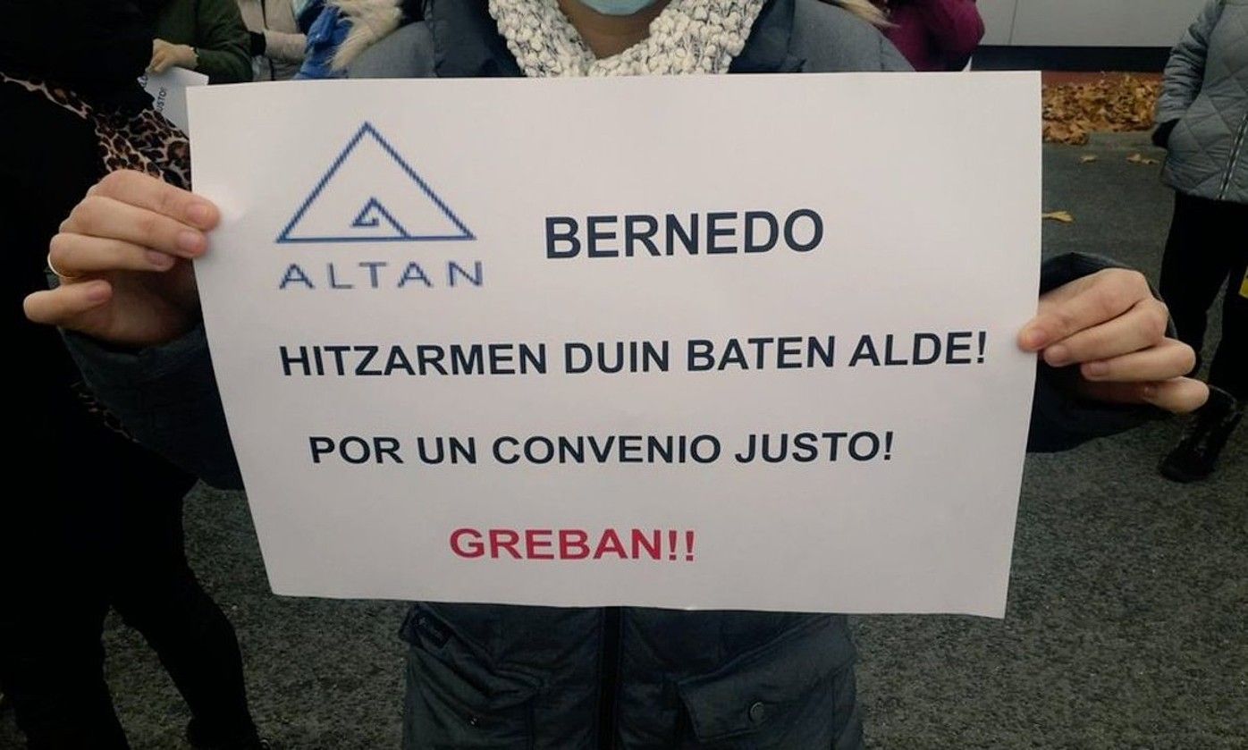 Altan Bernedo enpresako langile bat, mobilizazioetako afixa bat eskuetan. ELA.