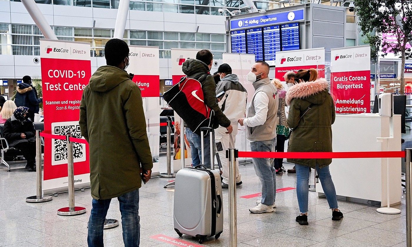 Aireportua. Bidaiariak Dusseldorfen, hegaldiak begiratzen. S.STEINBACH / EFE. Aireportua. Bidaiariak Dusseldorfen, hegaldiak begiratzen. S.STEINBACH / EFE.