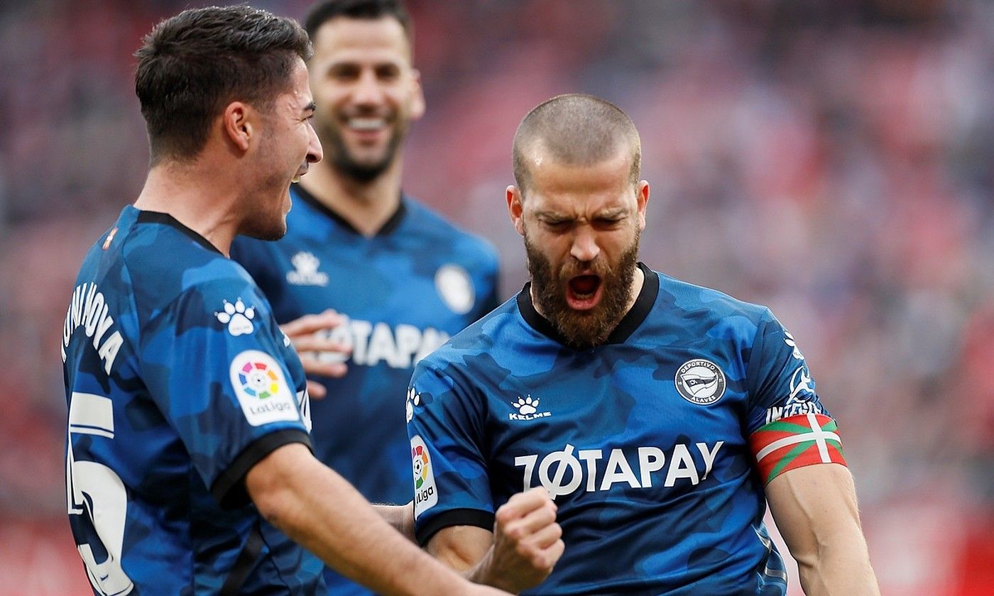 Victor Laguardia Alaveseko kapitaina, Sevillaren aurka sartutako gola ospatzen, Sanchez Pizjuanen. JOSE MANUEL VIDAL / EFE.