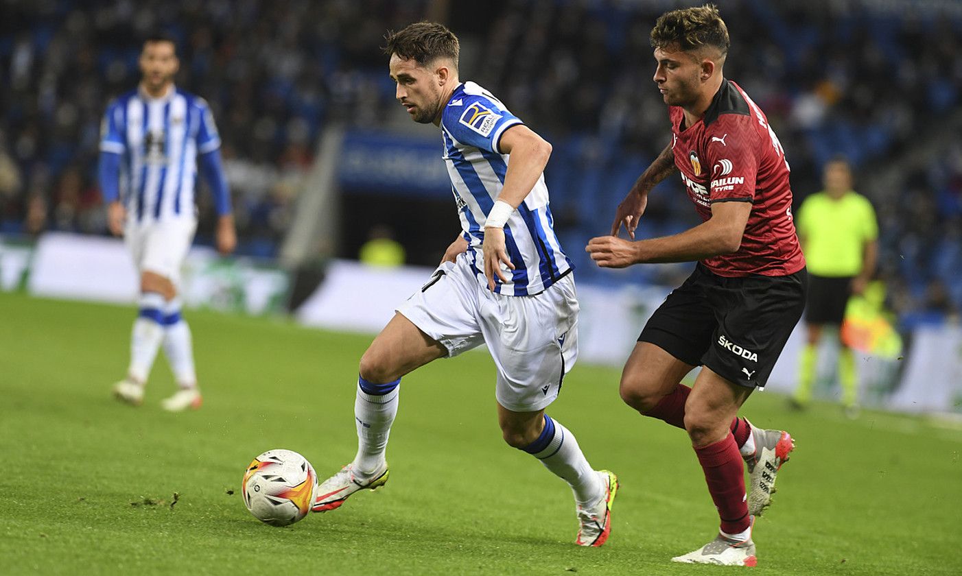 Adnan Januzaj, baloiarekin, Valentziaren aurkako partidan. JON URBE / FOKU. Adnan Januzaj, baloiarekin, Valentziaren aurkako partidan. JON URBE / FOKU.