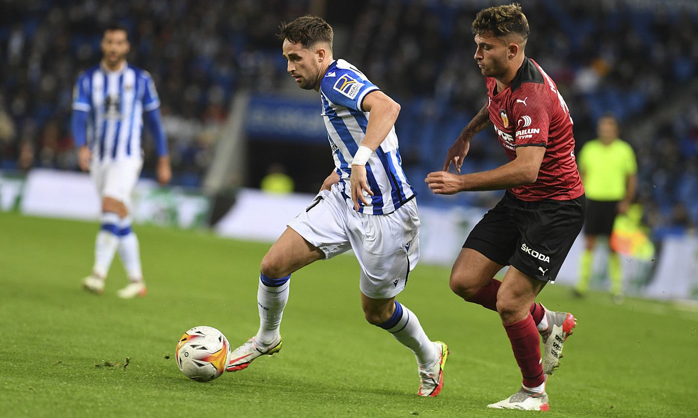 Adnan Januzaj, baloiarekin, Valentziaren aurkako partidan. JON URBE / FOKU.