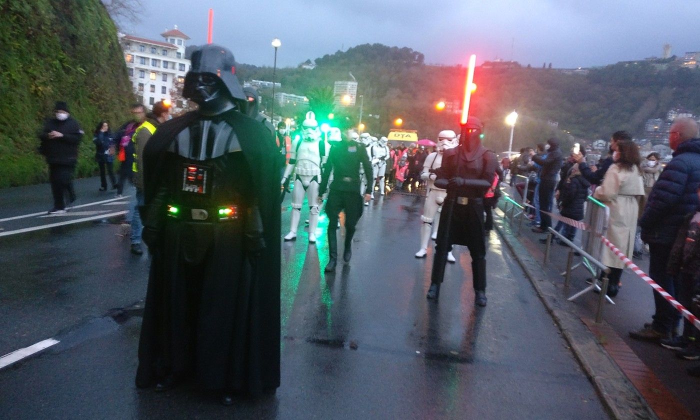 Darth Vader eta haren soldaduak, Antiguatik udaletxera bidean. BERRIA. Darth Vader eta haren soldaduak, Antiguatik udaletxera bidean. BERRIA.