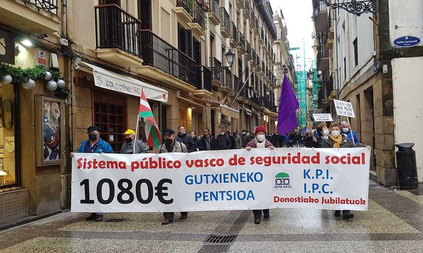 Pentsiodunen manifestazioa Donostiako Parte Zaharrean, atzo. PENTSIONISTAK ALDERDI EDER.