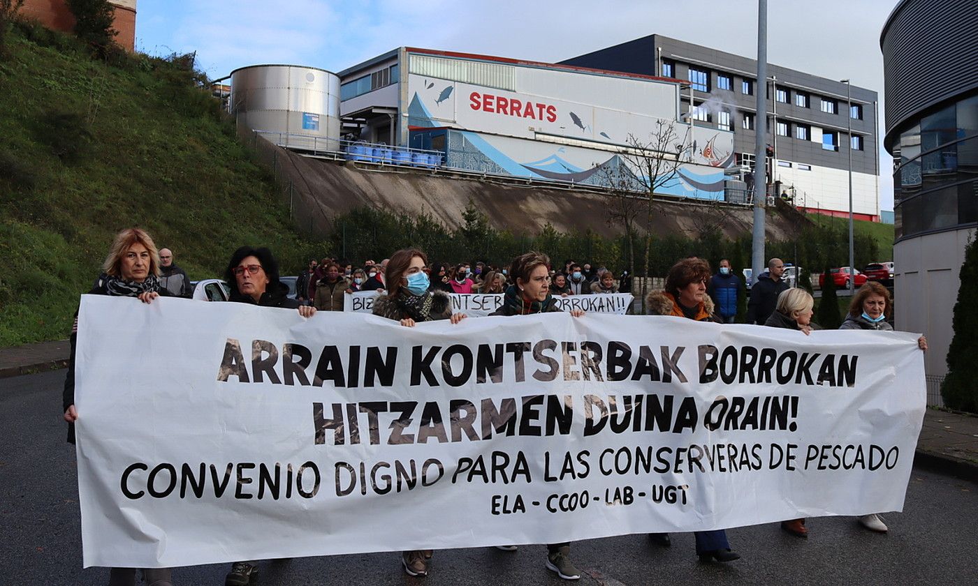 Atzo eguerdian Bermeon eginiko manifestazioa. BUSTURIALDEKO HITZA.