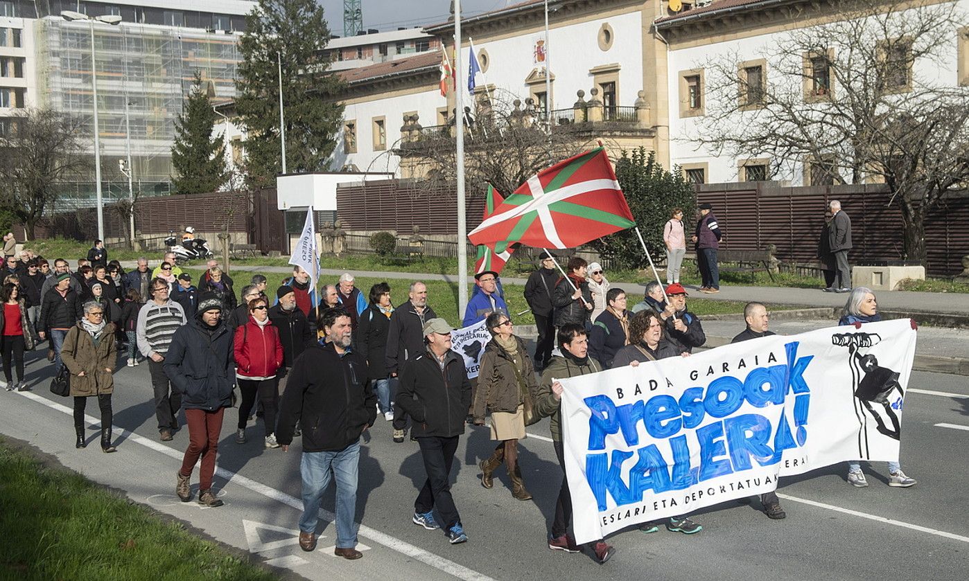 Presoen aldeko mobilizazio bat, Martuteneko espetxearen aurrean, 2018an. JON URBE / FOKU.