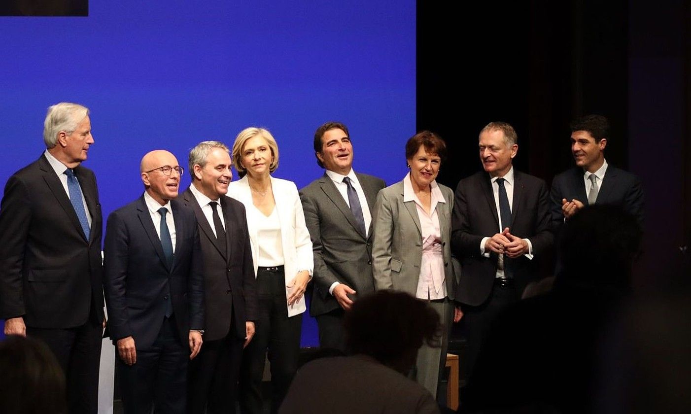 Ezkerretik hasita: Michel Barnier, Eric Ciotti, Xavier Bertrand eta Valerie Pecresse. Eskuinetik bigarrena da Philippe Juvin. ERREPUBLIKANOAK.