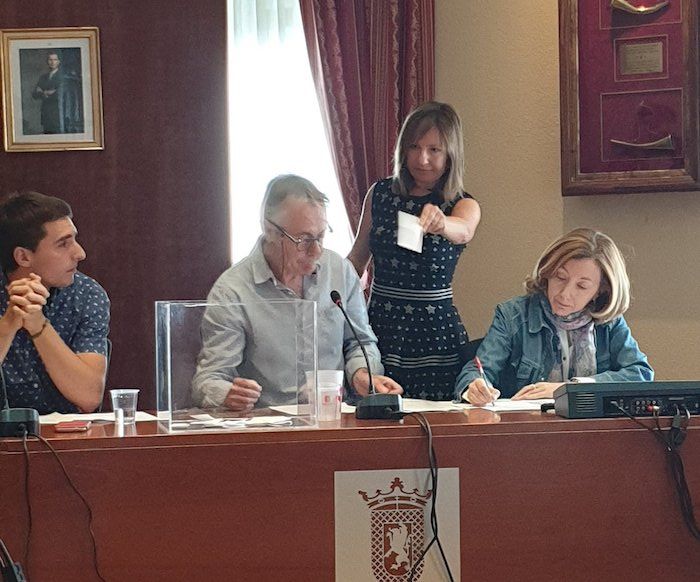 Amparo Lopez PSNko hautagaia, gaurko inbetidura saioan, botoa ematen. ION ANDONI CASTILLO, @UHARTEKO