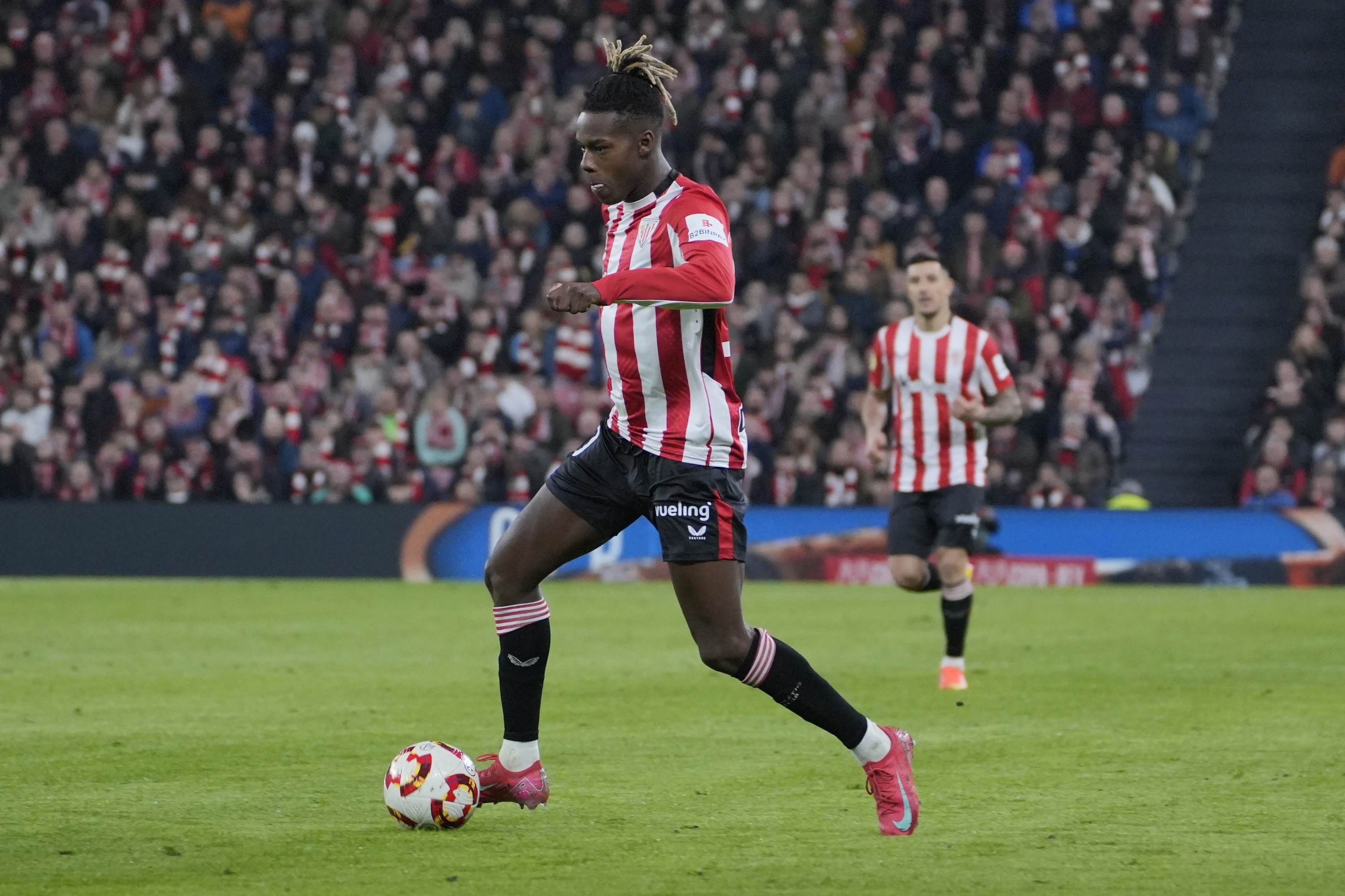 Nico Williams baloiarekin, sasoi honetako partida batean. ARITZ LOIOLA / FOKU