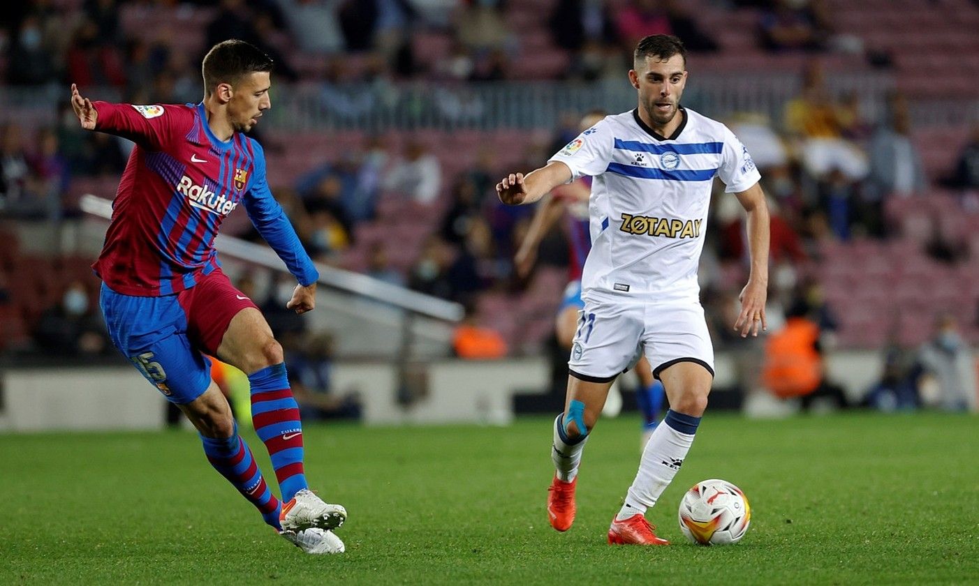 Luis Rioja, Clement Lenglet Bartzelonako atzelariarekin lehian, Camp Noun jokatutako partidan. TONI ALBIR / EFE.