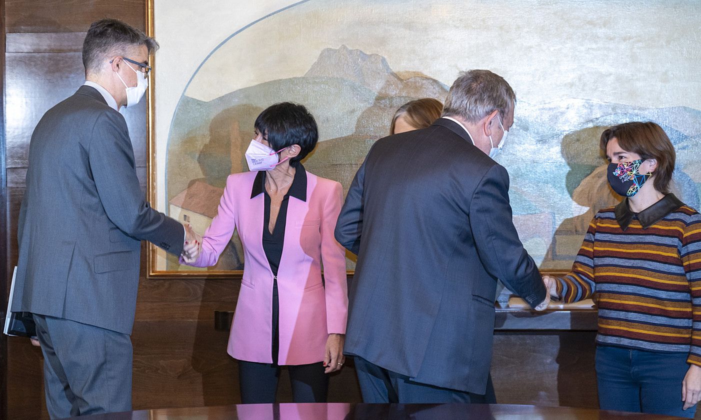 Jaurlaritzako eta EH Bilduko kideak, bien arteko bilera batean, azaroan. MARISOL RAMIREZ / FOKU.