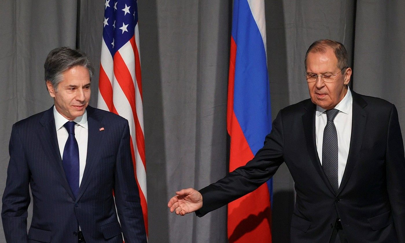 Antony Blinken AEBetako Estatu idazkaria eta Sergei Lavrov Errusiako Atzerri ministroa, atzo, Stockholmen, Ukrainako krisia aztertzeko egin zuten bileran. EFE. Antony Blinken AEBetako Estatu idazkaria eta Sergei Lavrov Errusiako Atzerri ministroa, atzo, Stockholmen, Ukrainako krisia aztertzeko egin zuten bileran. EFE.
