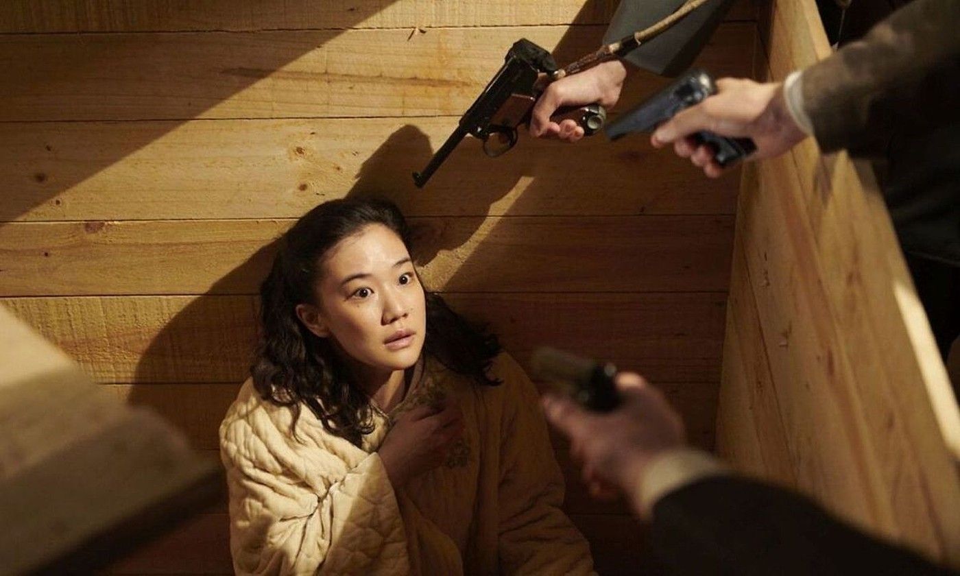 Japoniaren historia eta maitasunaren argi-ilunak dira Kiyoshi Kurosawaren Spy no tsuma filmaren ardatz narratiboak. BERRIA. Japoniaren historia eta maitasunaren argi-ilunak dira Kiyoshi Kurosawaren Spy no tsuma filmaren ardatz narratiboak. BERRIA.