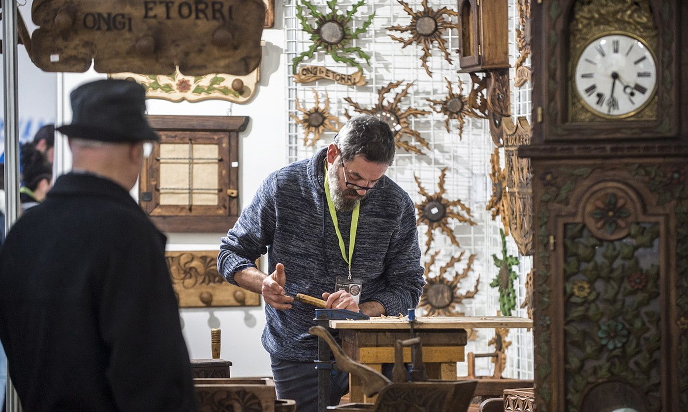 Eskulangile bat Euskal Denda Euskal Herriko artisautza azokan, Durangon, 2019an. MARISOL RAMIREZ / FOKU. Eskulangile bat Euskal Denda Euskal Herriko artisautza azokan, Durangon, 2019an. MARISOL RAMIREZ / FOKU.