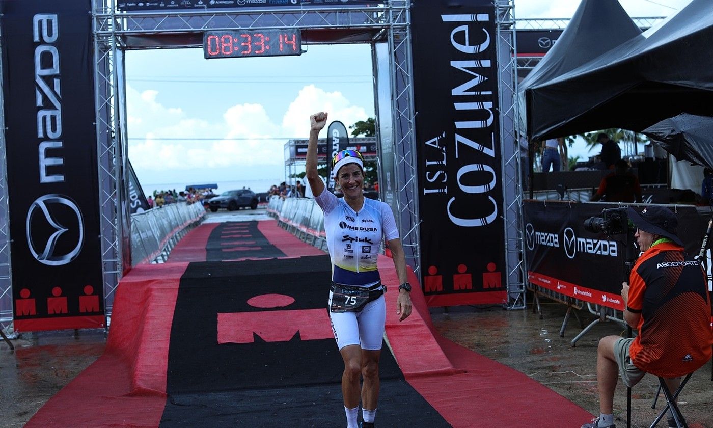 Gurutze Frades triatleta, Cozumelgo ironmanean lortutako bigarren postua ospatzen, Mexikon. DEMARIAMEXICO.
