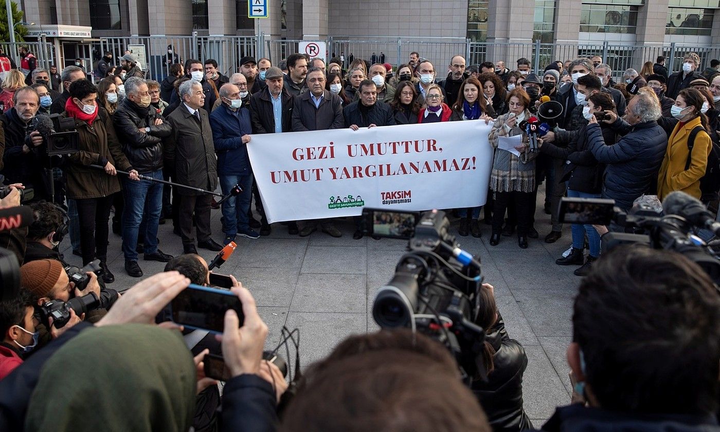 Turkiako abokatuak eta oposizioko diputatuak, Osman Kavalaren aldeko elkarretaratze batean, Istanbulen. T. BOZOGLU / EFE. Turkiako abokatuak eta oposizioko diputatuak, Osman Kavalaren aldeko elkarretaratze batean, Istanbulen. T. BOZOGLU / EFE.