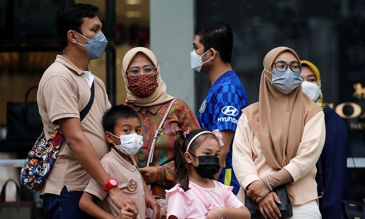 Herritar talde bat Kuala Lumpurko kaleetan, atzo. Malaysian herenegun atzeman zuten omikron aldaera. FAZRY ISMAIL / EFE.