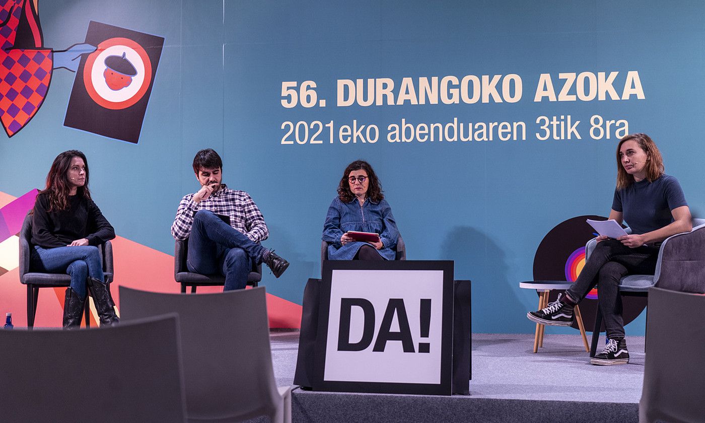 Myriam Miranda, Igor Muniategi, Amaia Ozerin eta Maite Bidarte, atzo, Landako guneko areto nagusian. MARISOL RAMIREZ / FOKU. Myriam Miranda, Igor Muniategi, Amaia Ozerin eta Maite Bidarte, atzo, Landako guneko areto nagusian. MARISOL RAMIREZ / FOKU.