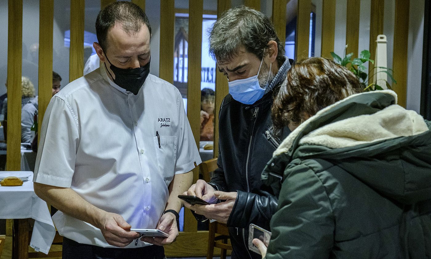 COVID ziurtagiri bat, bezero baten sakelako telefonoan, atzo. JON URBE / FOKU. COVID ziurtagiri bat, bezero baten sakelako telefonoan, atzo. JON URBE / FOKU.