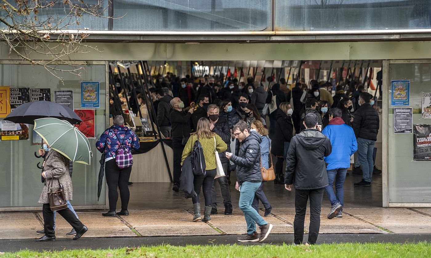 Sarrera. Landako gunearen sarrera nagusitik joan dira sartzen bisitariak Durangoko Azokara. MARISOL RAMIREZ / @FOKU.