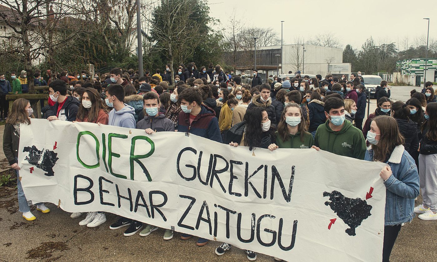 Oier Oaren alde Bernat Etxepare lizeoko ikasleek egindako protesta baten artxiboko argazkia. GUILLAUME FAUVEAU.