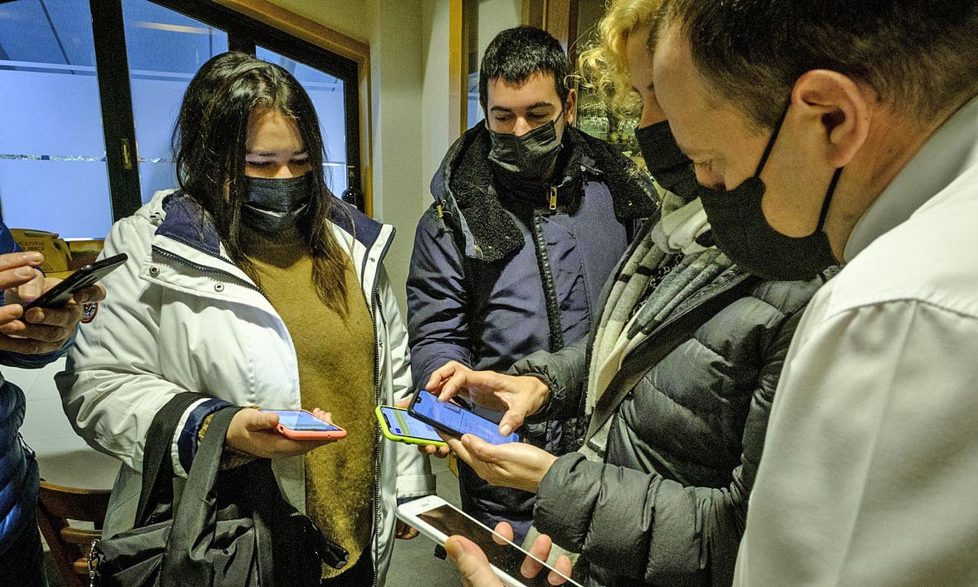 Larunbatetik, COVID ziurtagiria eskatu behar dute Arabako, Bizkaiko eta Gipuzkoako establezimendu batzuetan. Irudian, Donostiako Aratz jatetxea. JON URBE / FOKU.