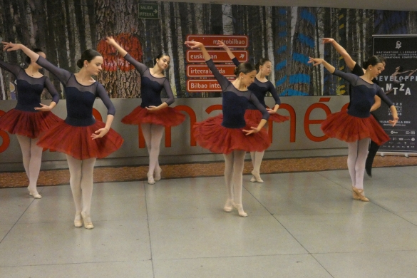 Ballet ikasleak Bilboko Metroko San Mames geltokian, lehiaketaren harira egindako ekintza batean, joan den larunbatean. HIRUDIKA Ballet ikasleak Bilboko Metroko San Mames geltokian, lehiaketaren harira egindako ekintza batean, joan den larunbatean. HIRUDIKA