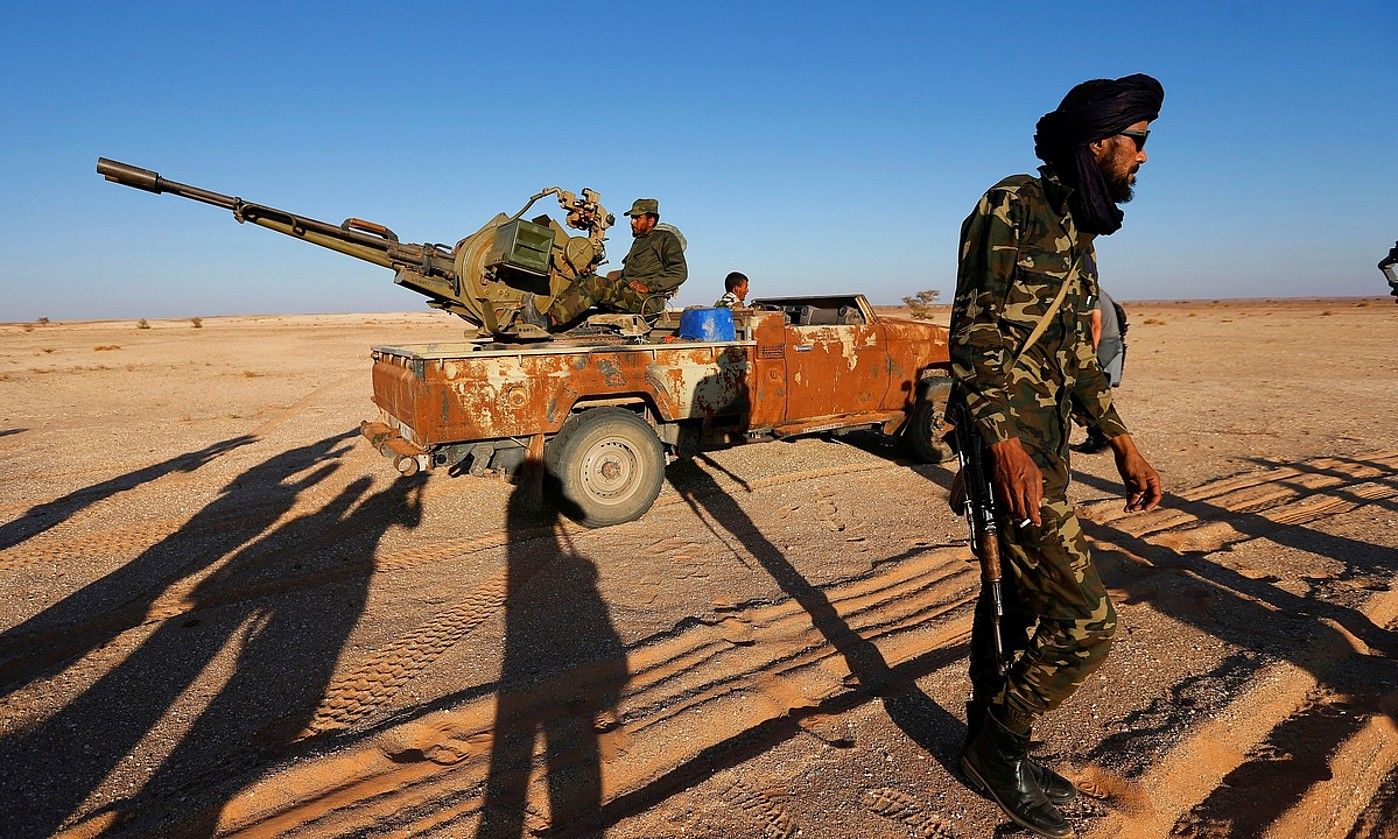 Fronte Polisarioko soldaduak Mahbesen, Mendebaldeko Saharan. Urtebete da Polisarioak gerra egoera ezarri zuela, Marokoren erasoei erantzunez. MANUEL LORENZO / EFE.
