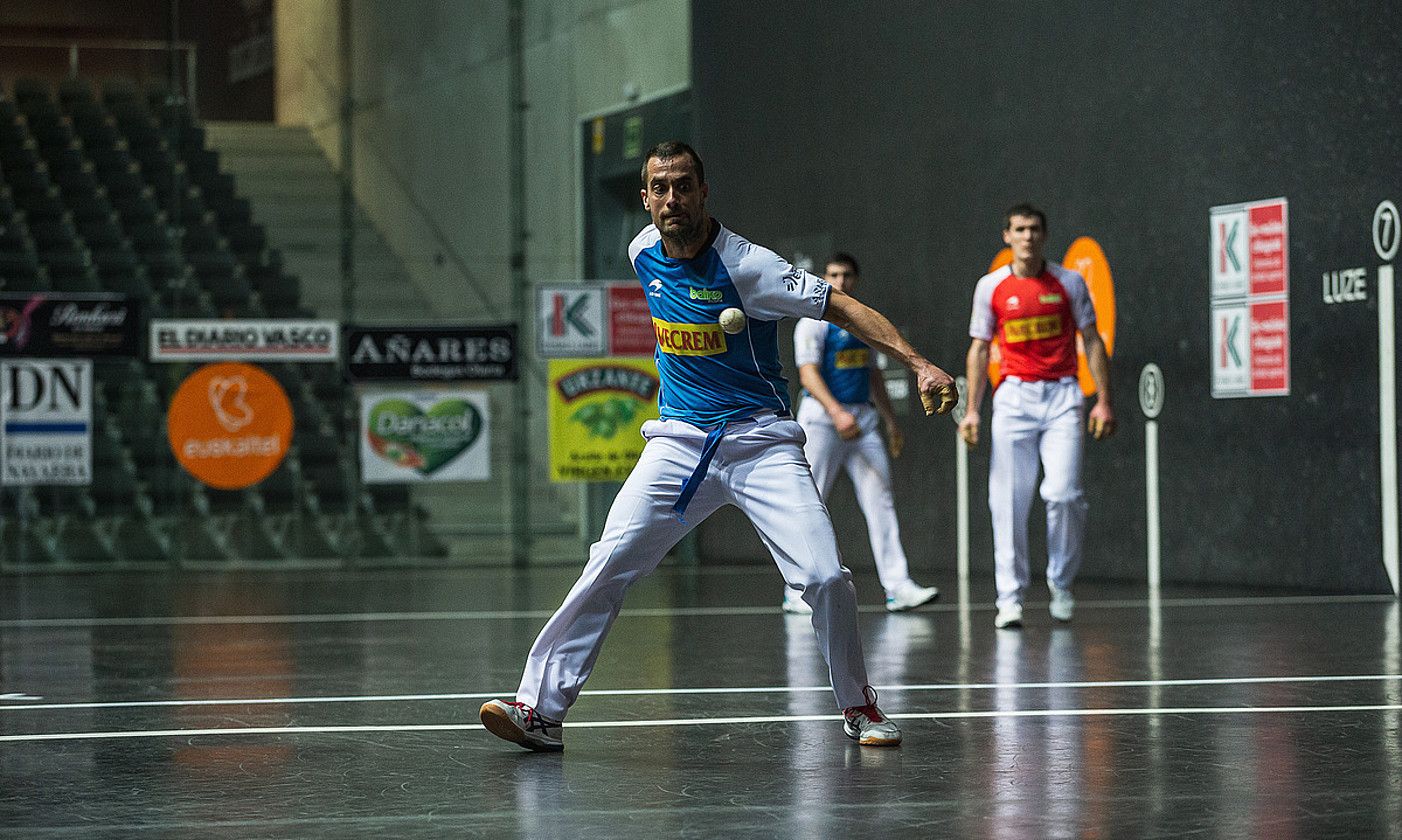 Oinatz Bengoetxea, pilota jotzeko prest, joan den otsailean, Binakako Txapelketako partida batean. Iñaki Artola ordezkatu zuen zazpi partidatan. ARITZ LOIOLA / FOKU.