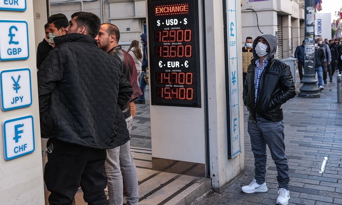 Istanbulgo herritar batzuk dibisak trukatzeko bulego batean, abendu hasieran. SEDAT SUNA / EFE.