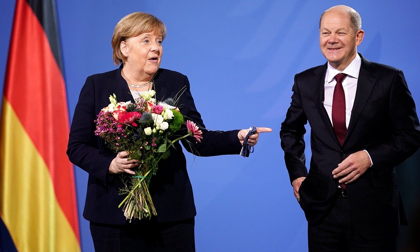 Olaf Scholz —eskuinean— Berlinen, atzo, Alemaniako kantziler aukeratu ostean. Angela Merkel karguan haren aurrekoa du alboan. CLEMENS BILAN / EFE.