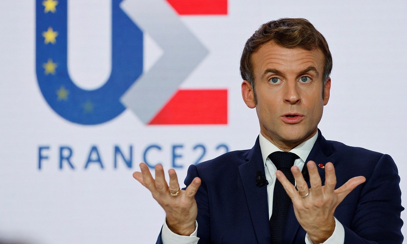 Emmanuel Macron Frantziako estatuburua Frantziari 2022ko urtearen lehen erdian dagokion EBren presidentetzarako ardatzen aurkezpen ekitaldian. L. MARIN / EFE.