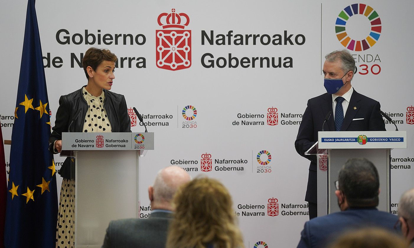 Maria Txibite Nafarroako Gobernuko presidentea eta Iñigo Urkullu Eusko Jaurlaritzako lehendakaria, atzo, sinadura ekitaldian. JAGOBA MANTEROLA / FOKU.