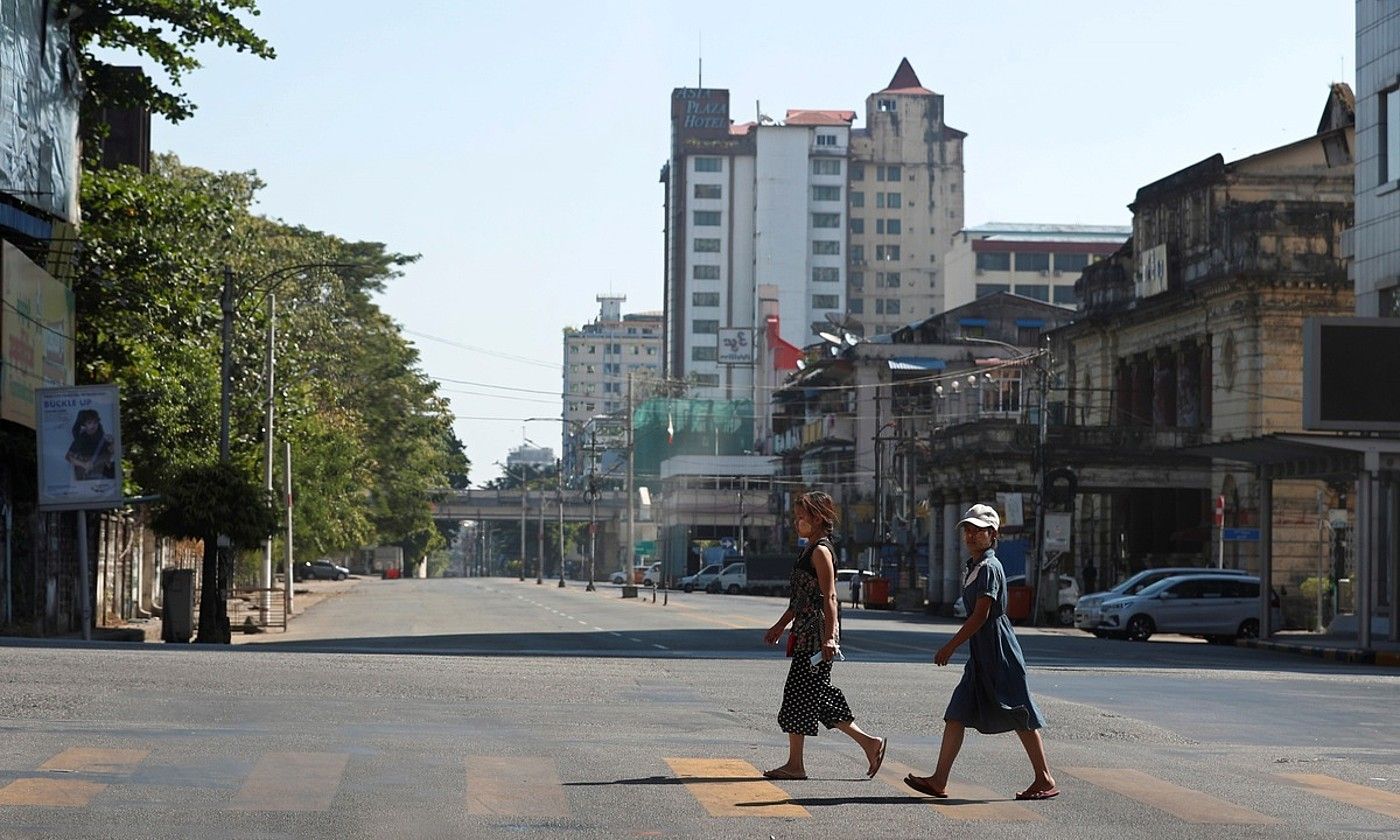 Junta militarraren kontrako «greba isila» deitutakoa egin zuten atzo. Argazkian, Yangonko kaleak hutsik. EFE.