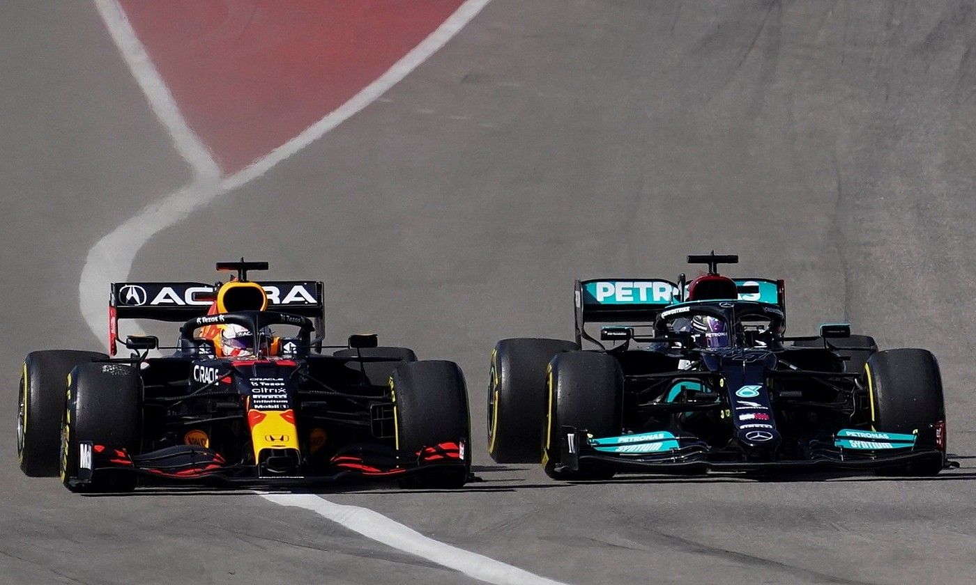 Max Verstappen eta Lewis Hamilton, parez parez, Austingo zirkuituan. HAWN THEW / EFE.