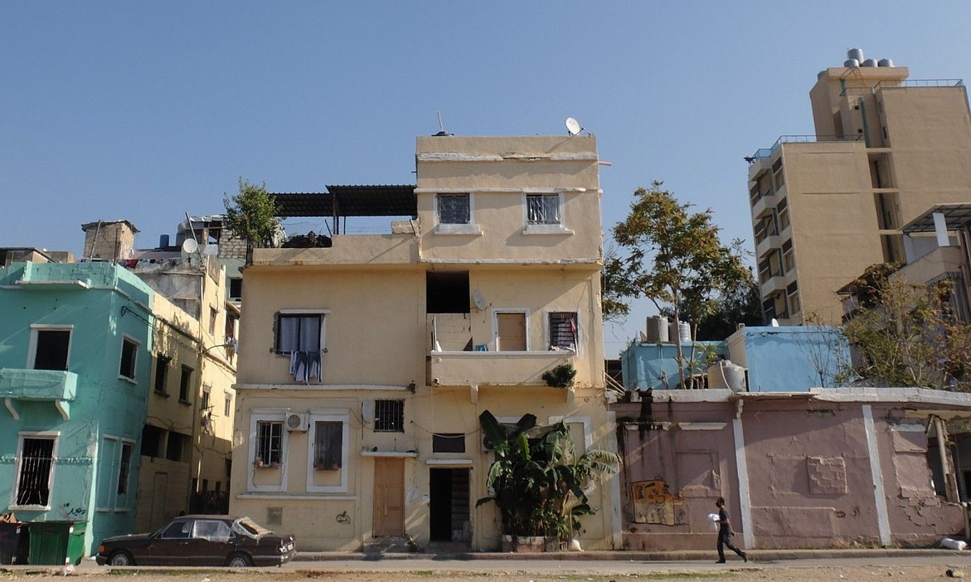 Pertsona bat oinez, Beirut hiriburuan. JOAN CABASES VEGA. Pertsona bat oinez, Beirut hiriburuan. JOAN CABASES VEGA.