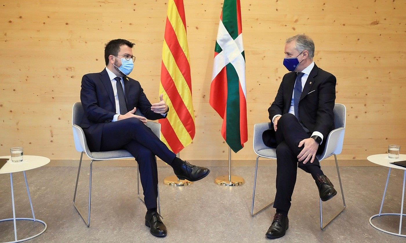 Iñigo Urkullu eta Pere Aragones, atzo, Alpen (Girona). JORDI BEDMAR / EFE.