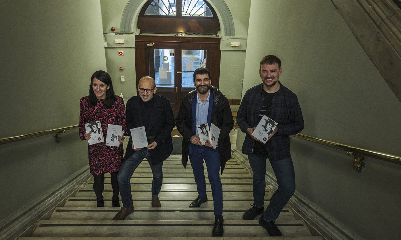 Xabier Paya itzultzailea (eskuinetik lehena), beka antolatzen duten erakundeetako ordezkariekin, atzo. JON URBE / FOKU.