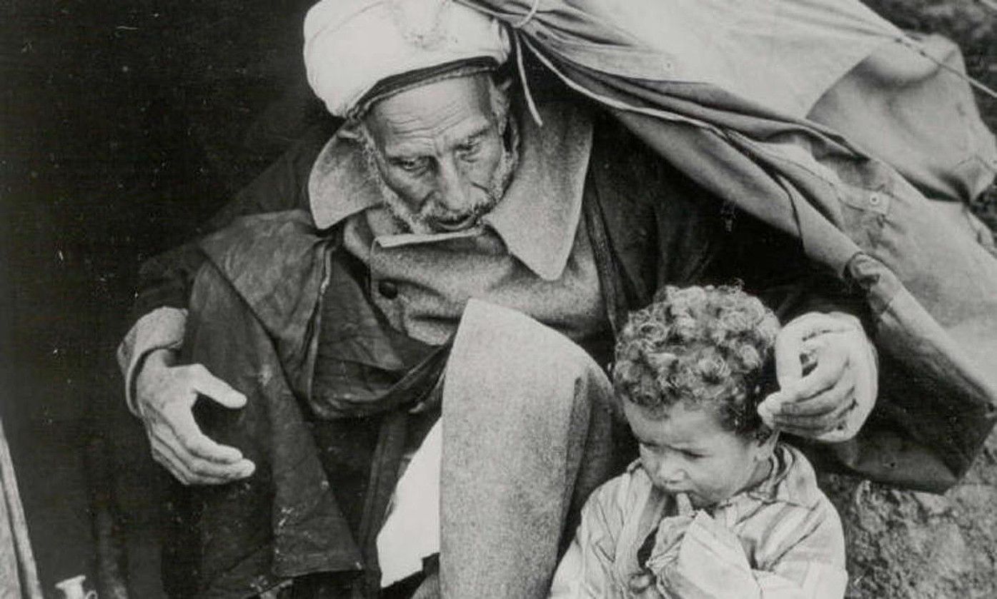 Agure eta haur palestinar bikote bat, Nakba garaian ihesi. WIKIPEDIA. Agure eta haur palestinar bikote bat, Nakba garaian ihesi. WIKIPEDIA.