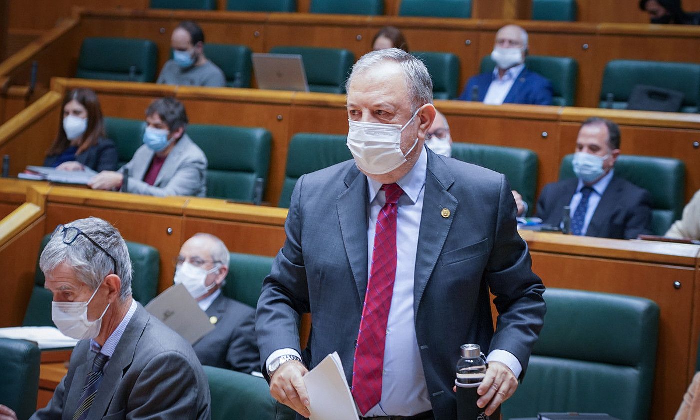 Pedro Azpiazu sailburua, atzo, Eusko Legebiltzarrean. ENDIKA PORTILLO / FOKU.