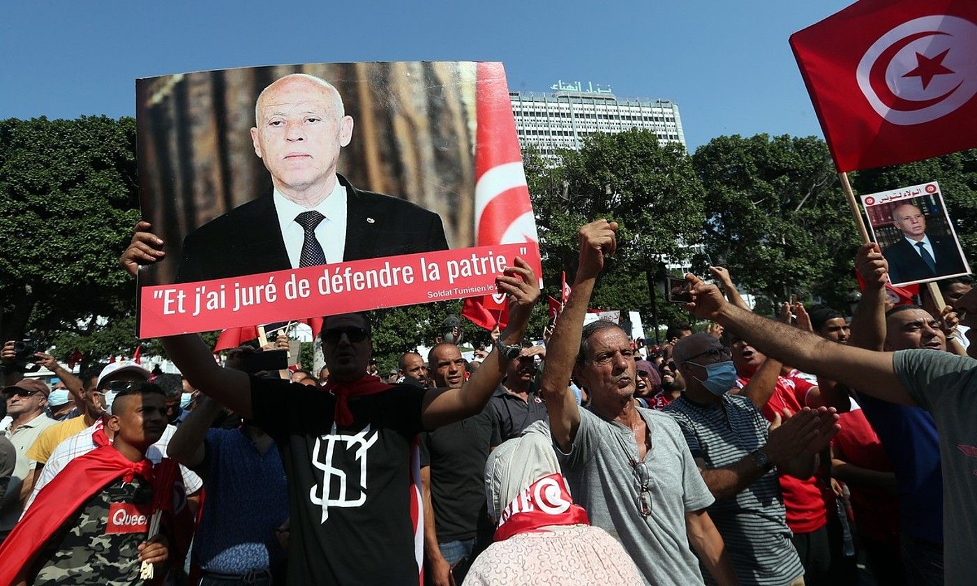 Kais Saied Tunisiako presidentearen aldeko manifestariak, parlamentuaren indargabetzea babesten. M. MESSARA / EFE.
