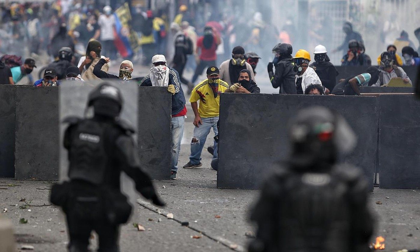 Manifestariak segurtasun indarrei aurre egiten, Loma de la Cruzen, uztailaren 20an. PABLO RODRIGUEZ / EFE.