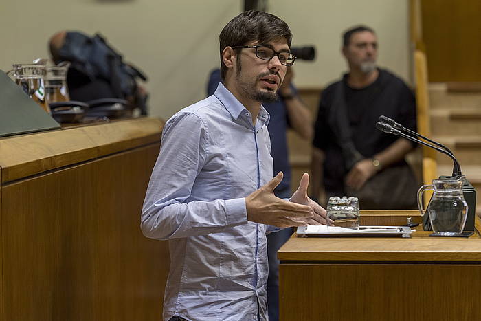 Lander Martinez Elkarrekin Podemoseko bozeramailea, Eusko Legebiltzarrean. Artxiboko irudia. JUNAN RUIZ, FOKU
