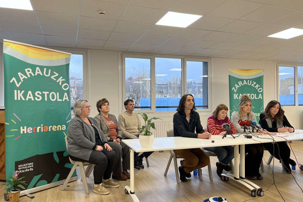 Ikastolako eta Ikastolen Elkarteko ordezkarien prentsaurrekoa, gaur, Zarautzen. BERRIA Ikastolako eta Ikastolen Elkarteko ordezkarien prentsaurrekoa, gaur, Zarautzen. BERRIA