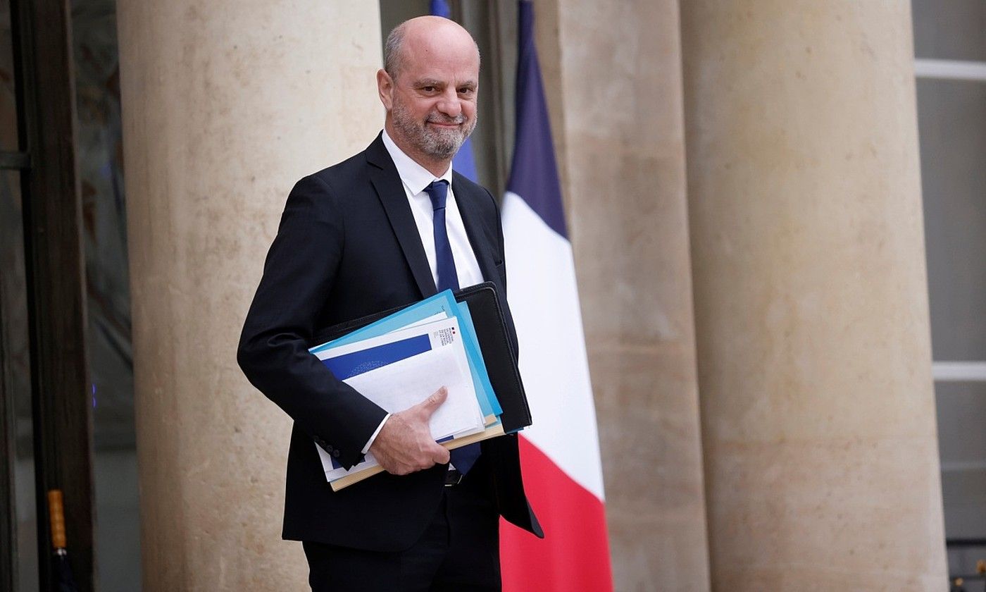 Jean Michel Blanquer Frantziako Hezkuntza ministroak gogor jo zuen udaberrian Molac legearen kontra. YOAN VALAT / EFE.