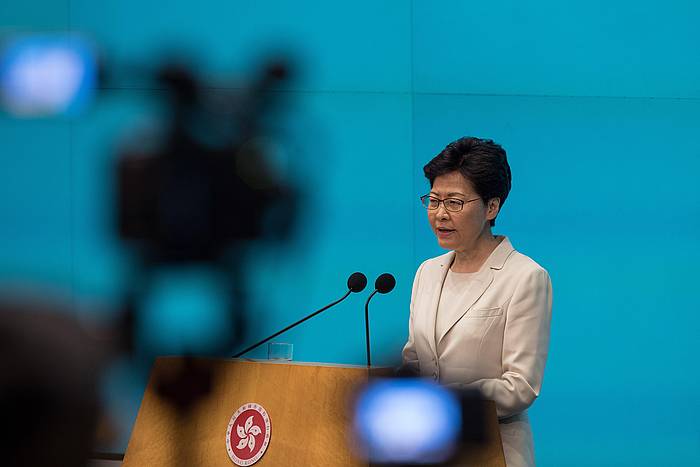 Carrie Lam Hong Kongeko gobernuburua, gaur, barkamena eskatzeko egindako agerraldian. JEROME FAVRE / EFE