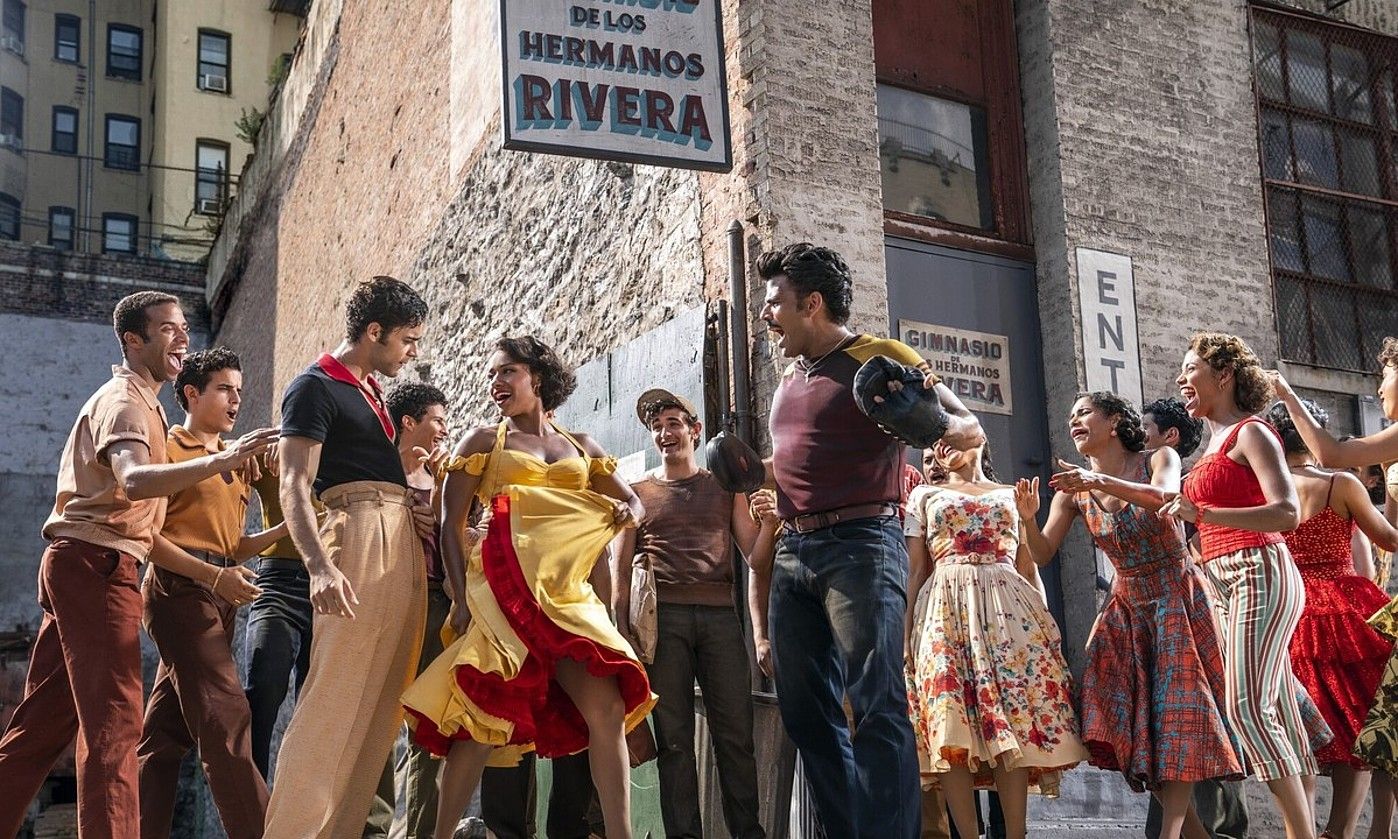 Koreografien sekuentziak erritmo biziz eta eszenografia koloretsuz filmatu ditu Steven Spielbergek West Side Story berrituan. BERRIA. Koreografien sekuentziak erritmo biziz eta eszenografia koloretsuz filmatu ditu Steven Spielbergek West Side Story berrituan. BERRIA.