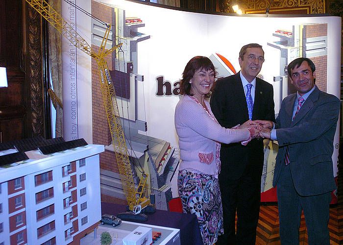 Ana Agirre Eusko Jaurlaritzako Ekonomia sailburu ohia, Jose Luis Bilbao Bizkaiko ahaldun nagusi ohia eta Jabyer Fernandez enpresaria, Habiditeren proiektuaren aurkezpenean, 2006ko abenduan. LUIS JAUREGIALTZO, FOKU