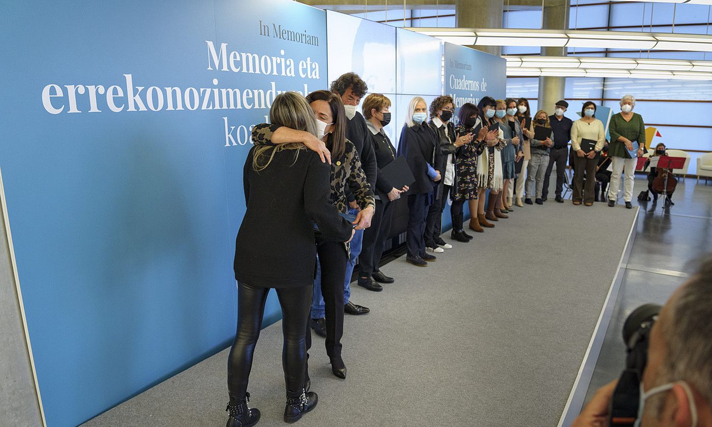 Beatriz Artolazabal, biktimetako bat besarkatzen, atzo, Bilbon. ARITZ LOIOLA / FOKU.