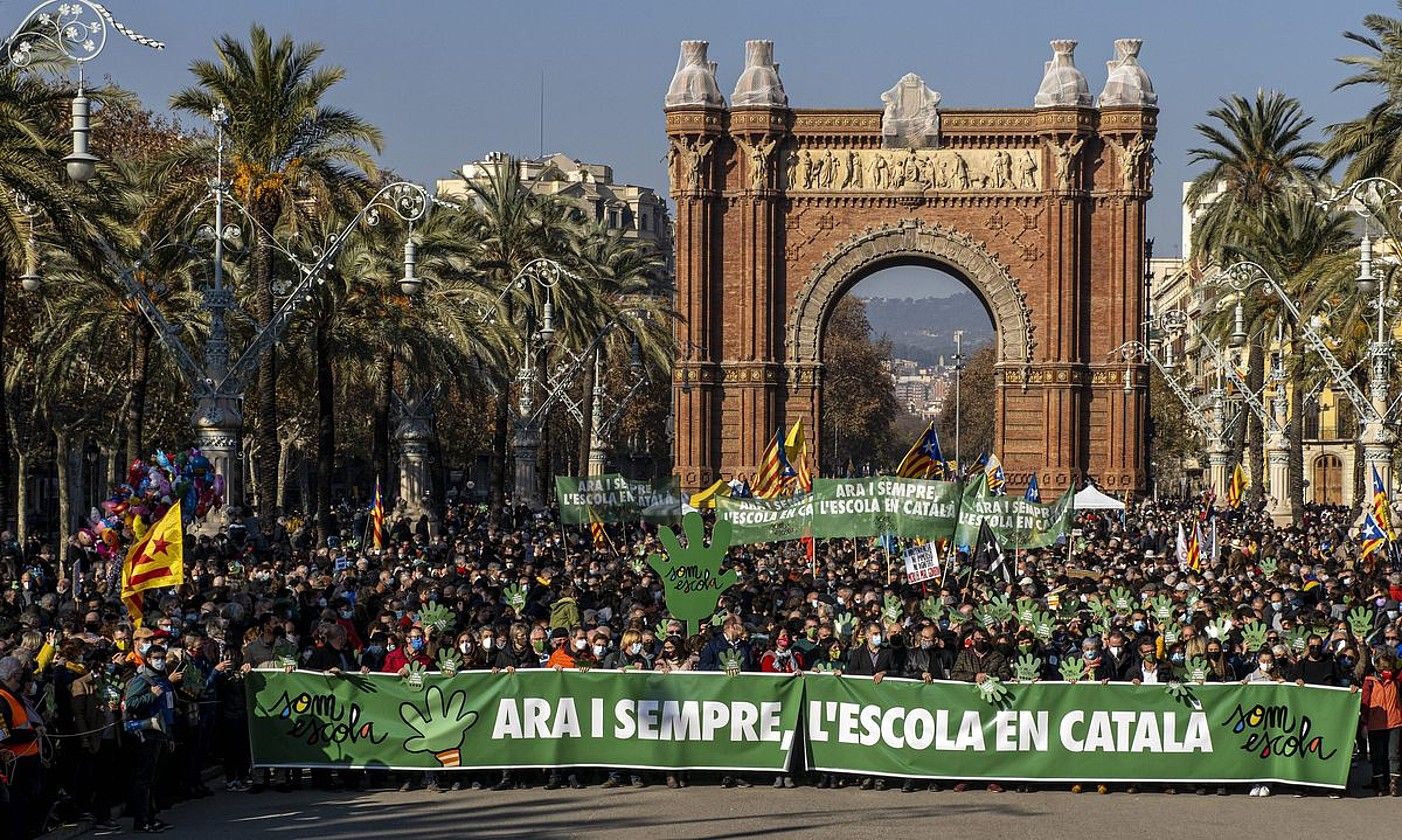 Manifestazioa, atzo, Garaipenaren Arkua atzean utzita. DANI CODINA. Manifestazioa, atzo, Garaipenaren Arkua atzean utzita. DANI CODINA.