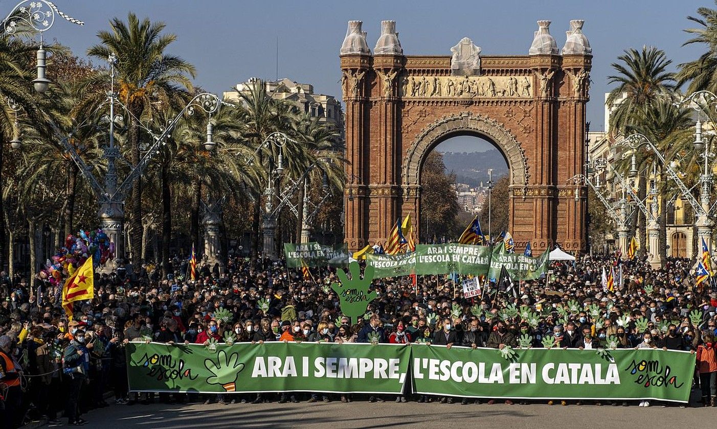 Manifestazioa, atzo, Garaipenaren Arkua atzean utzita. DANI CODINA.